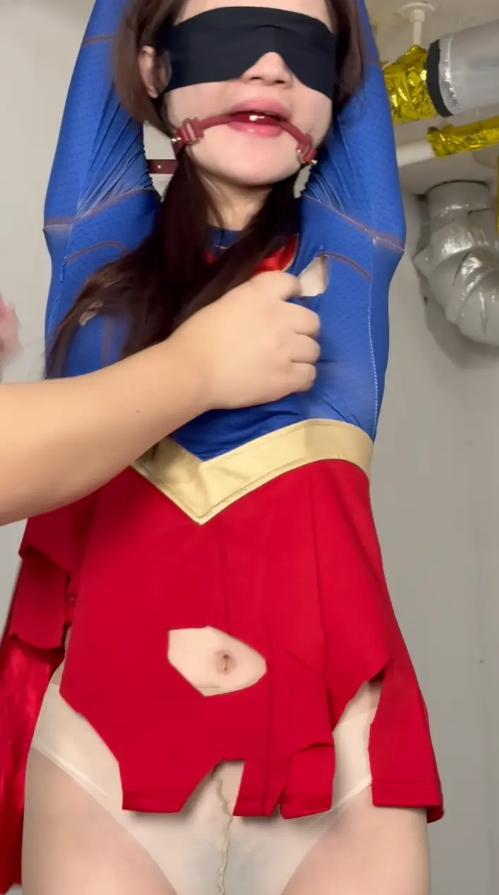 [Eyes] Supergirl Gun Machine