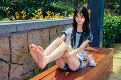 Foot Joy Photography Issue 51: Model Xiaoyao (Pairing: T-shirt, denim shorts, white cotton socks, canvas shoes, bare feet)