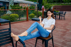 Foot Joy Photography Issue 48: Model Mu Qing (Pairing: white shirt, denim trousers, flesh-colored stockings, light-colored high heels)