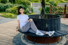 Zuyuxin Photography Issue 46: Model Mu Qing (Pairing: white T-shirt, gray trousers, white cotton socks, shell-toe shoes)