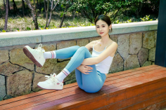 Foot Joy Photography Issue 43: Model Mu Qing (Pairing: white T-shirt, blue yoga pants, white cotton socks, sneakers)