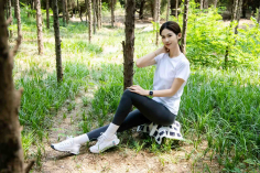 Foot Joy Photography Issue 38: Model Mu Qing (Pairing: white T-shirt, black yoga pants, white cotton socks, sneakers)