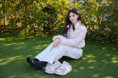 Foot Joy Photography Issue 37: Model Xin Ling (Pairing: pink down jacket, white trousers, black cotton socks, sneakers, bare feet)