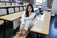 Foot Joy Photography Issue 36: Model Xuan Xuan (Pairing: light brown windbreaker, white T-shirt, white trousers, platform shoes, white cotton socks, bare feet)