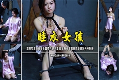 [One rope with you][Girl in Pajamas] Beautiful girl Feifei was shackled by metal shackles, restrained by heavy metal, gagged, Japanese-style single-leg hanging, and tortured in various ways