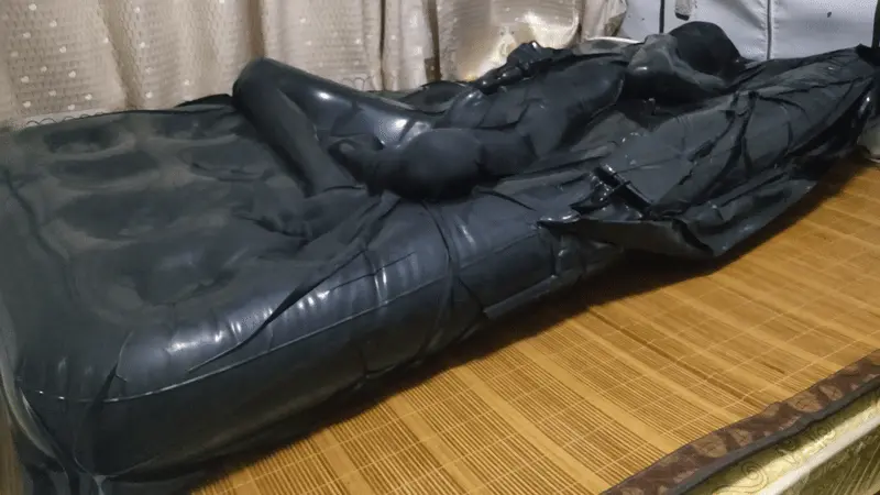 [Standing Painter] The crazy struggle in the suffocation of the air mattress vacuum bed