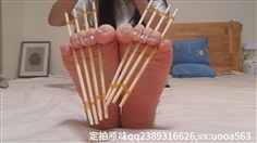 [New Moon] Manicure and foot torture, toes pinching with chopsticks series~ [Yuxiao] Foot torture and toes pinching 2 manicure version of bare feet. The toes are so tight when pinched with chopsticks. It hurts so much that I can’t help but cry out when I put pressure with my hands.