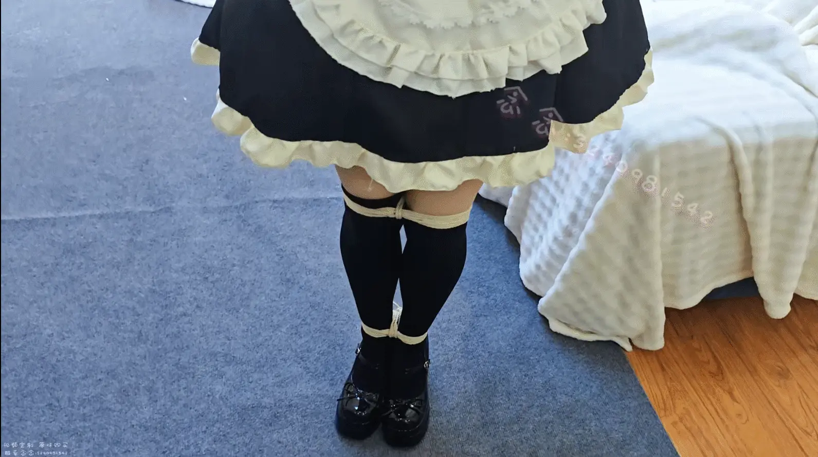 [Niannian] The maid Niannian was punished by having her legs tied with 10 cm high heels. After escaping, she took off her shoes and tied her into a horse. Finally, she was tied into separate legs with a mouth ball placed for zdb punishment.