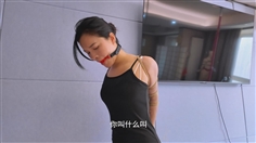 [Love with a Rope] Luoluo was strung up on her knees and tied tightly with her hands and arms straight, the pain was unbearable. : Extremely tight tied up with her hands on her knees and strung up