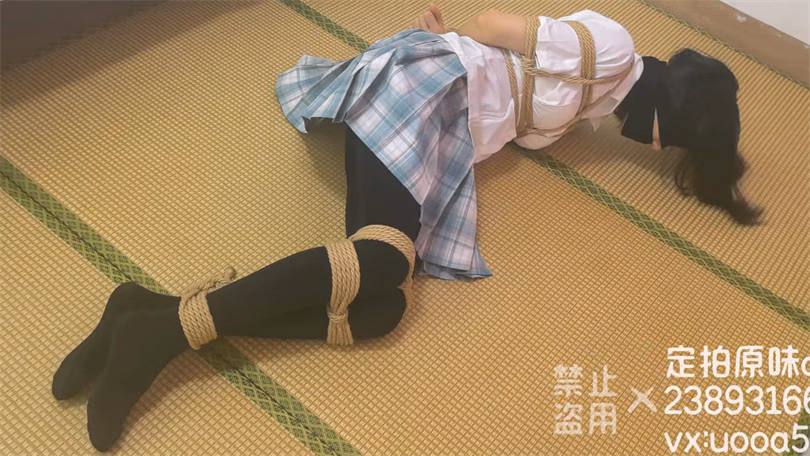 [New Moon][Yuxiao] Bondage Diary 8, Sisters Chapter 8, Red Bean Black Silk & Yuxiao White Silk. After being tied up by the elder sister’s routine, she was gagged with cotton stockings. She was blindfolded and mouthed with black silk stockings. She left her sister whining and struggling. Her long legs in black silk stockings are amazing!
